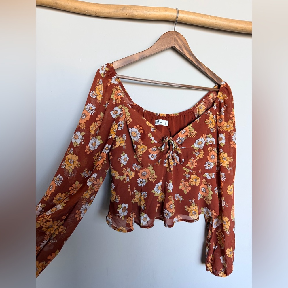 Hollister 70’s Floral Tie-Front Cropped Blouse - Picture 3 of 8